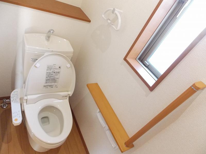 Toilet. Also with window, Brightness ・ Ventilation are both good Of course Washlet ・ Heating toilet seat ・ Deodorization function is standard equipment (^_^) /