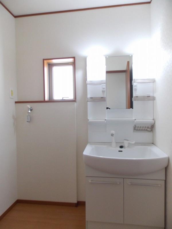 Wash basin, toilet. A wash basin and washing machine efficiently placed, It wasted no build (^^) / ~~~