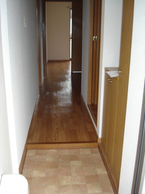 Entrance. There shoebox.