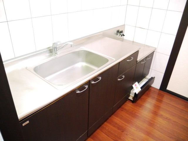 Kitchen. Put stove 2-neck