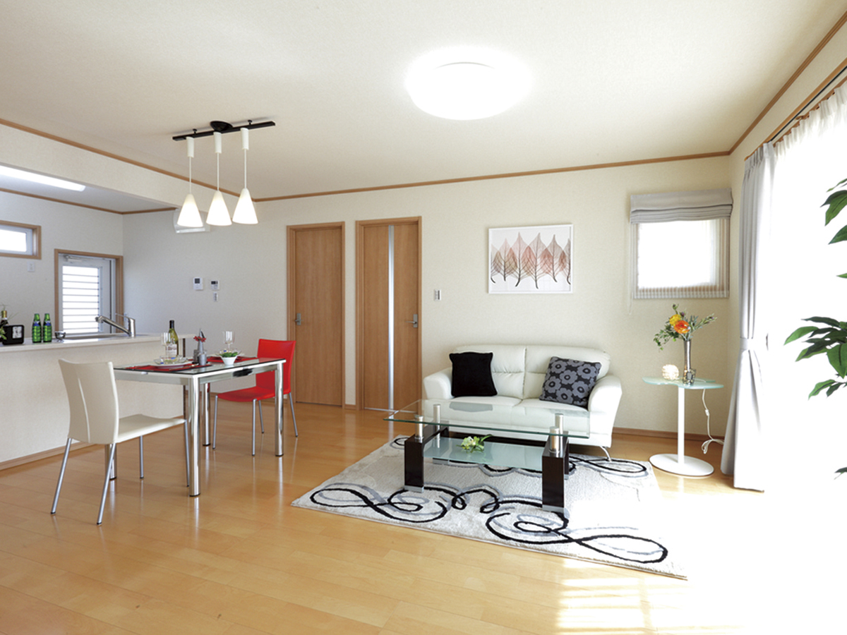 Living. The sunny living room, We have you prepare a model house that was installed furniture appliances. Already sale already.