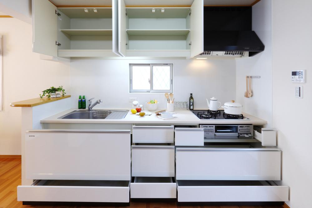 Kitchen. Indoor (January 2012) shooting. Abundant storage and a bright color ring, Care of ease, etc., Also popular wife. Also glad equipment such as dish washing dryer.