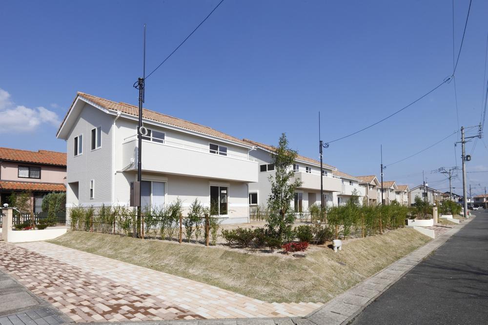 Local appearance photo. Miwa Soleri 15 Kigaikan photo. It has become the streets bright appearance shine in blue sky. Site also widely, Guests can indulge in a living space and spacious. Also in front of the garden cherry trees.