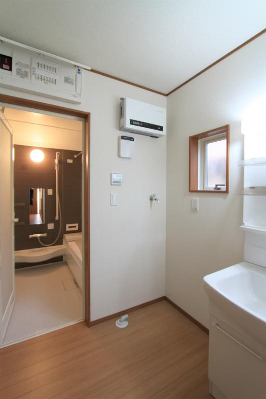 Wash basin, toilet. Same specifications Photos