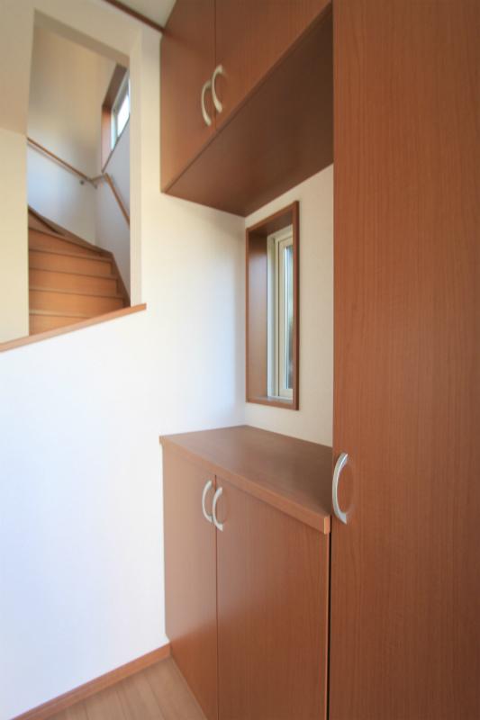 Entrance. Same specifications Photos