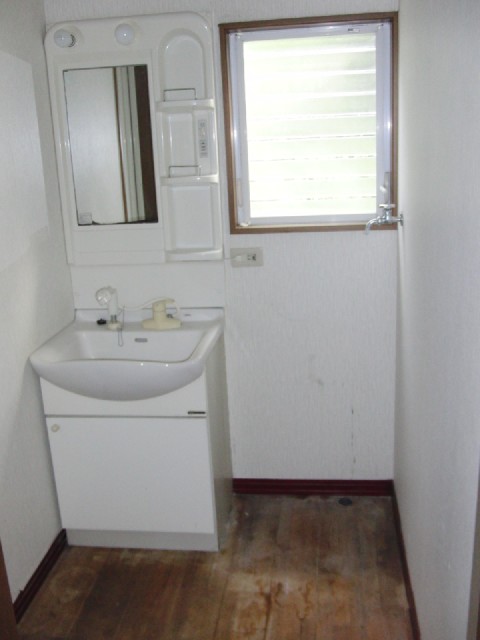 Other room space. Shampoo cleansing wash basin