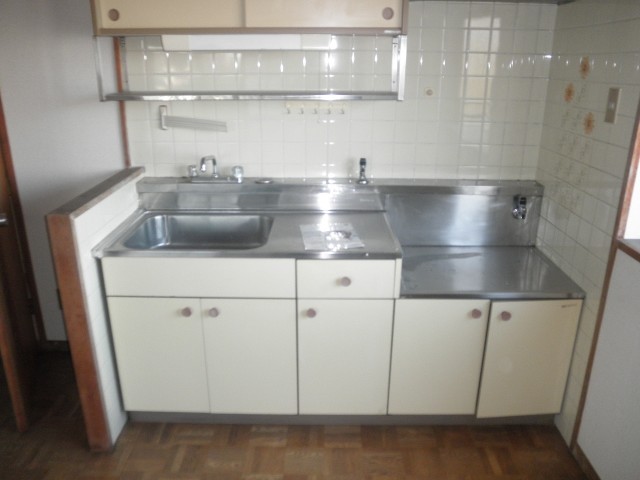 Kitchen. Wide enough!