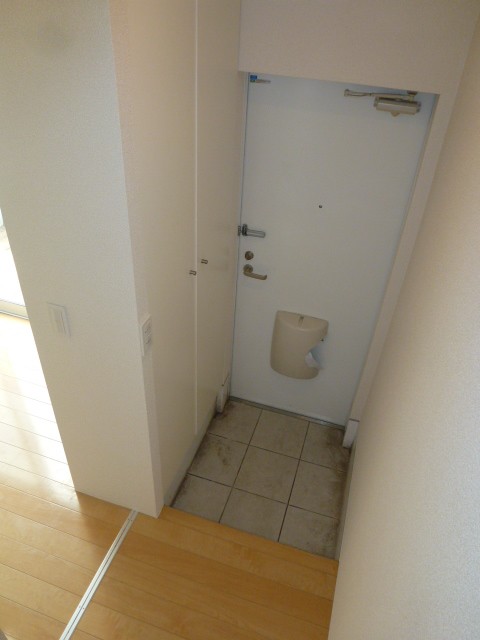 Entrance. There shoebox