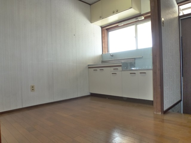 Living and room. 4.5 is the Pledge of kitchen