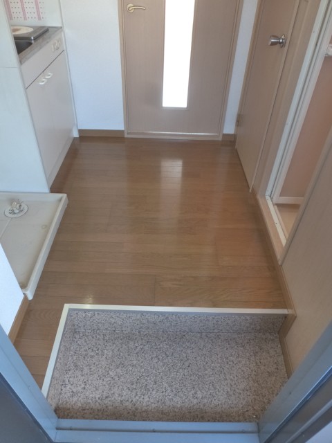 Entrance. Entrance around even cleaner! !