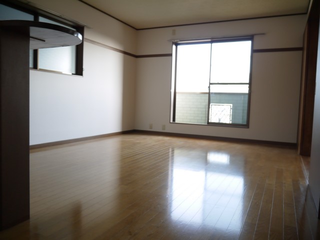 Living and room. Wide it is living