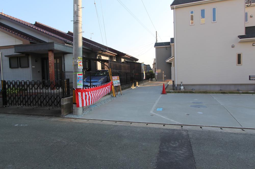 Local photos, including front road. Shooting from the road, Parking three Allowed