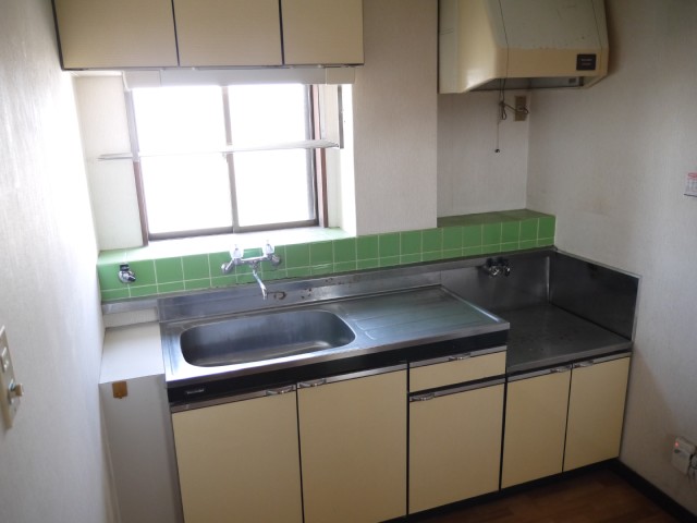 Kitchen. It comes with a kitchen small window