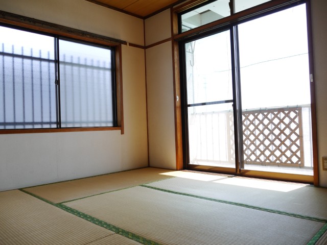 Other room space. 6 Pledge is a Japanese-style room