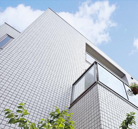 Other. The dust, Chile, Such as soot and smoke of the exhaust gas, Dirt surrounding the house is different. To "Kira Tech tiles" is, Hardly attached the dirt of such wall, There are also self-cleaning effect to facilitate flow down in the rain dirty