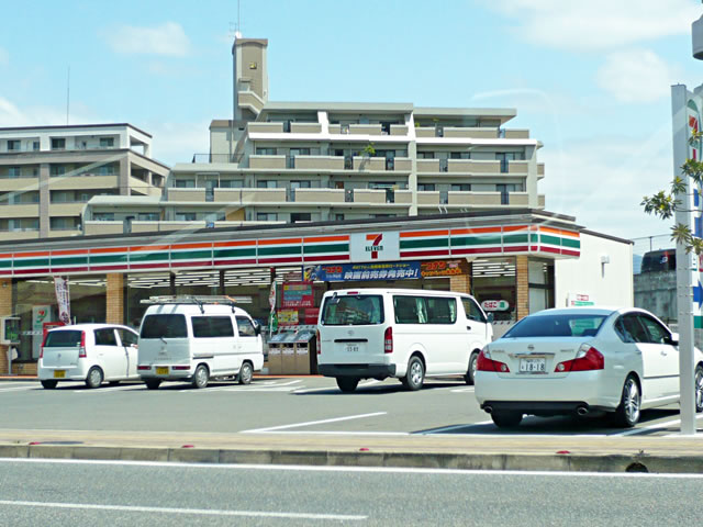 Convenience store. 150m to Seven-Eleven (convenience store)