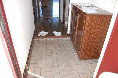 Entrance. Entrance is useful with a shoe box (photograph is isomorphic room)