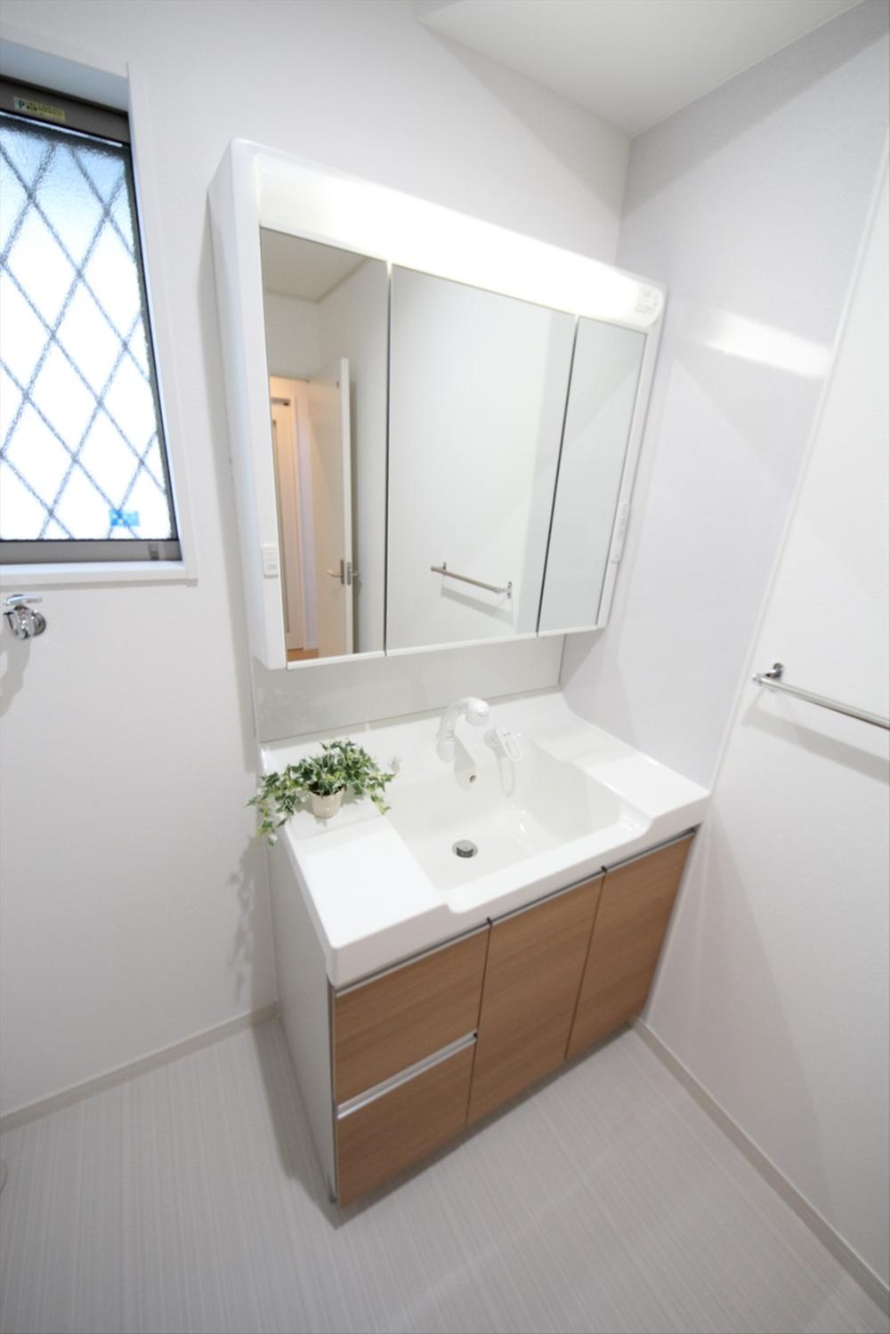 Wash basin, toilet. Local (11 May 2013) Shooting