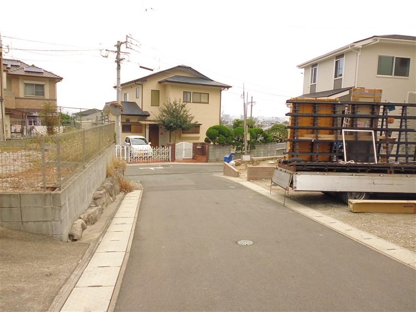 Local photos, including front road. Front road (width 4.6m)