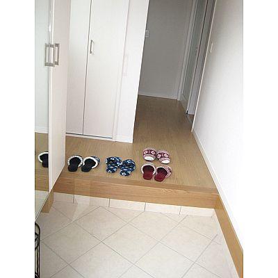 Entrance. Entrance! There is storage space!