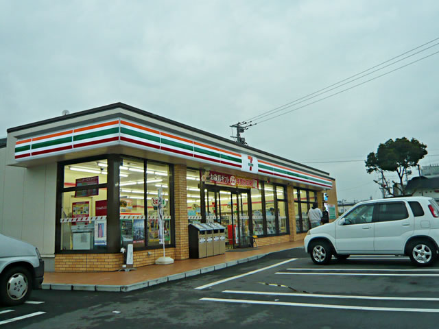 Convenience store. Seven-Eleven (convenience store) to 350m