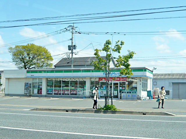 Convenience store. 700m to Family Mart (convenience store)