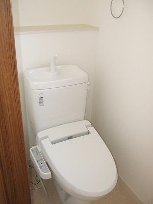 Toilet. Also with window, Brightness ・ Ventilation are both good Of course Washlet ・ Heating toilet seat ・ Deodorization function is standard equipment (^_^) /