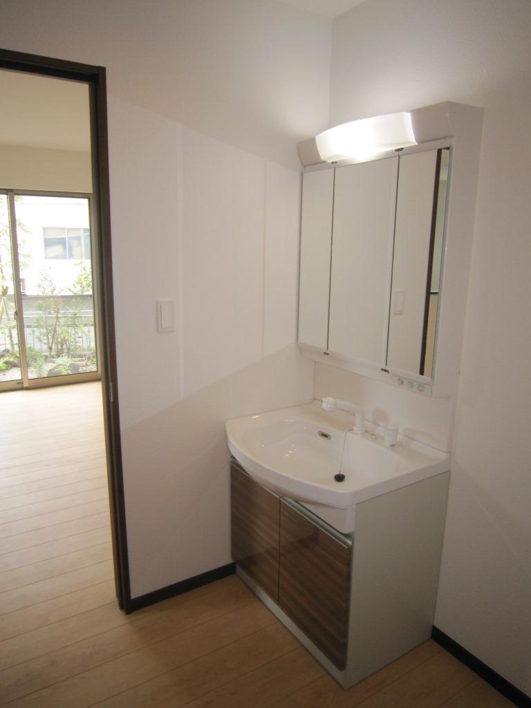 Wash basin, toilet. Indoor (September 2013) Shooting