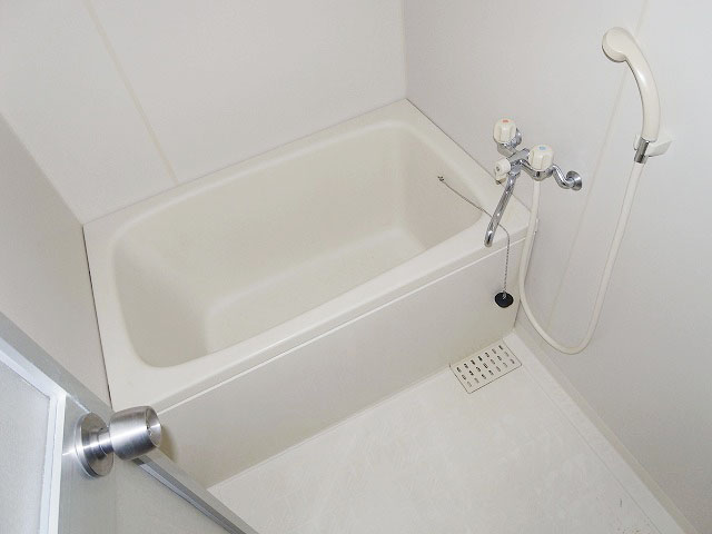Bath. Wide bathtub!