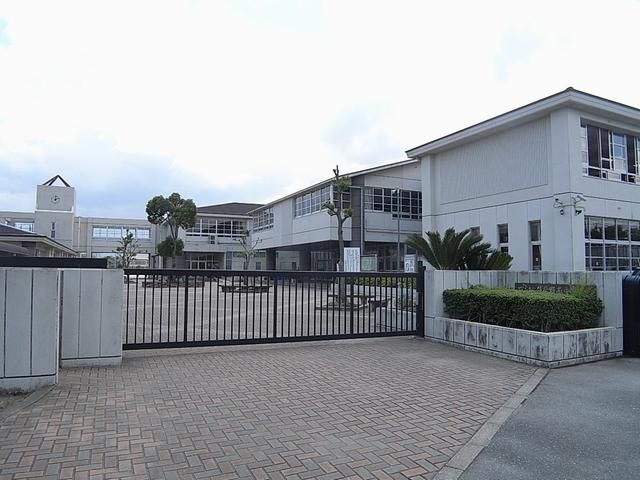 Junior high school. Municipal Chikushino to the south junior high school (junior high school) 1500m