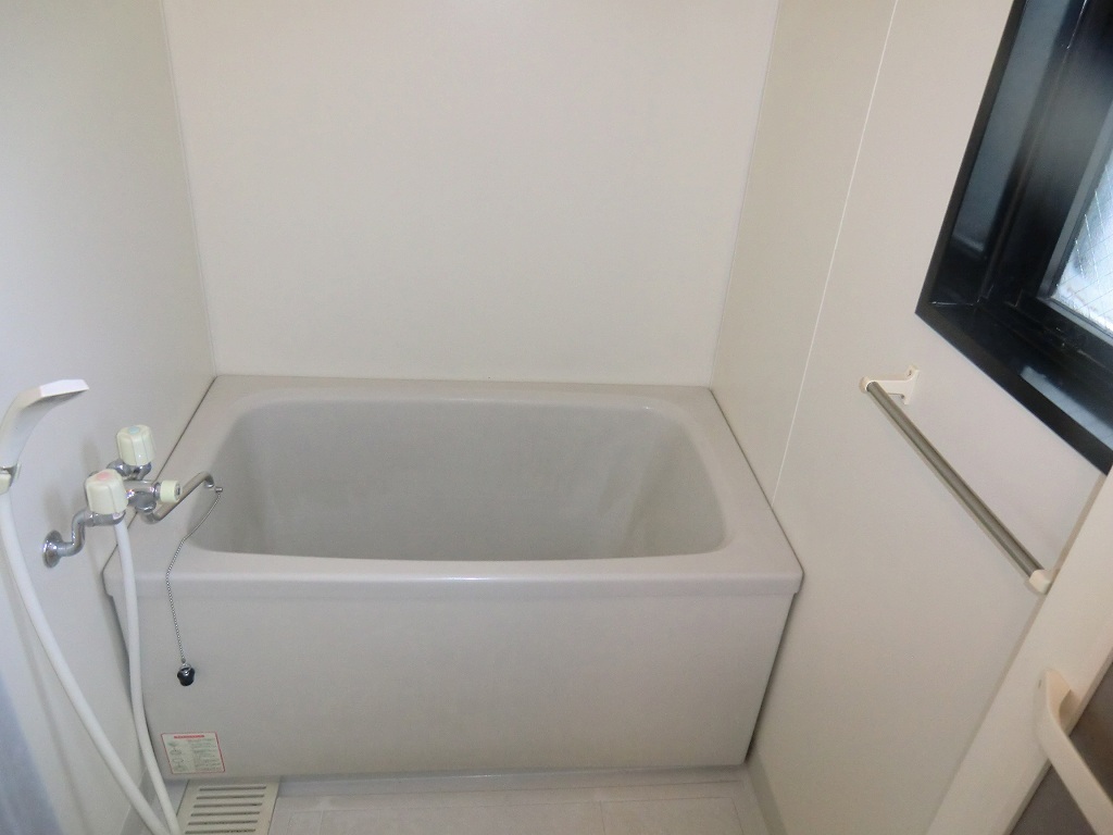 Bath. There is a window in the bathroom. ※ It is a photograph of another in Room.