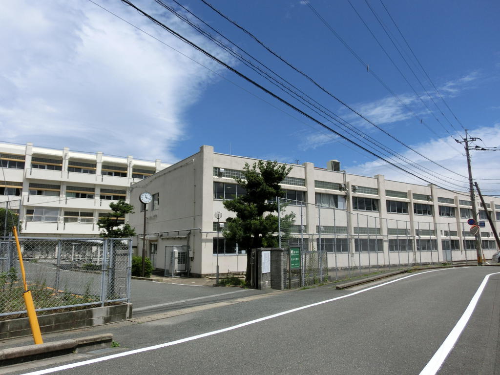 Junior high school. Chikushino stand 筑山 junior high school (junior high school) up to 350m
