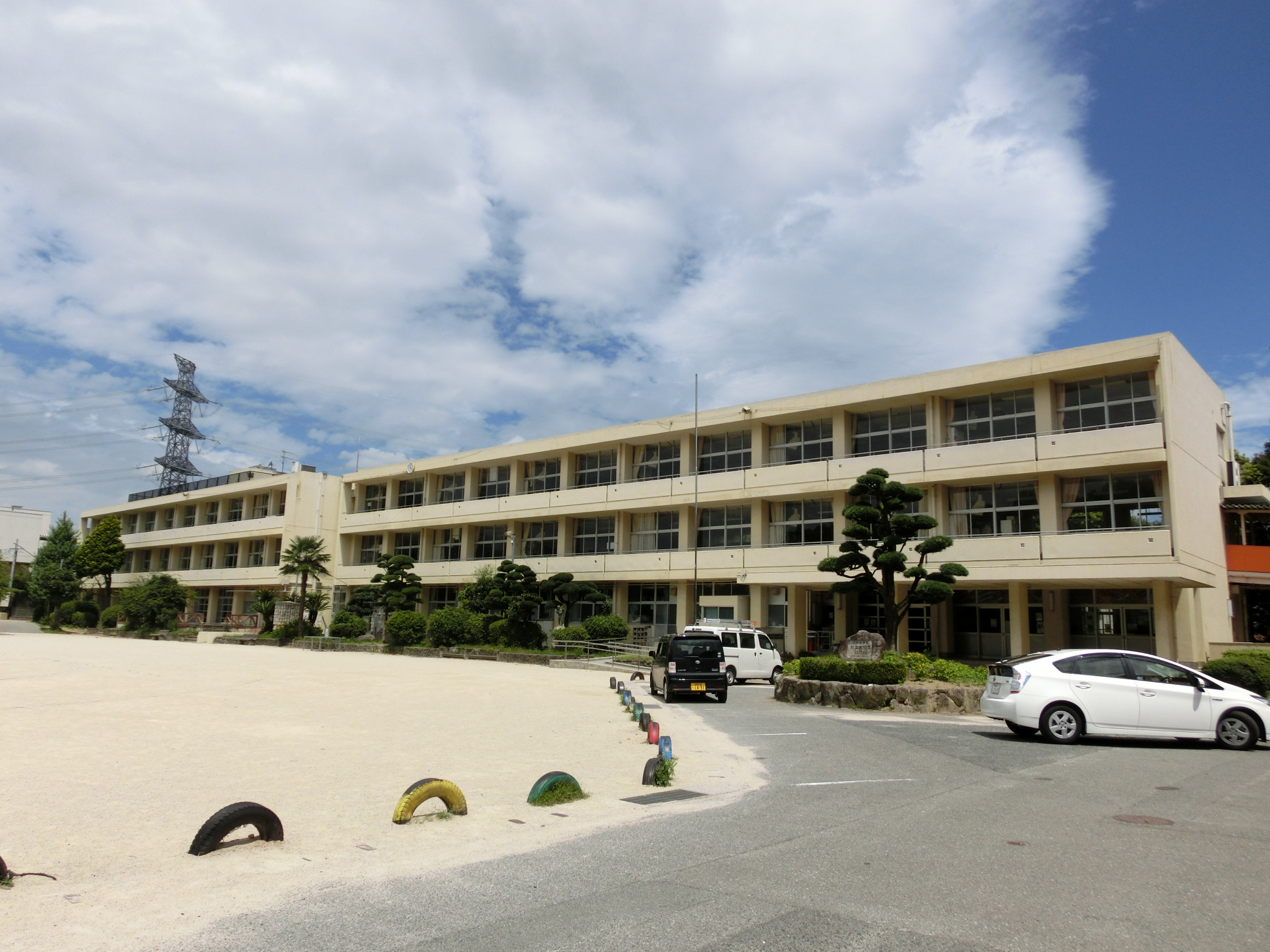 Primary school. Chikushino stand Tsukushi elementary school (elementary school) 120m to