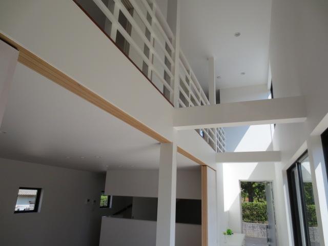 Entrance. Atrium with a sense of openness from the front door