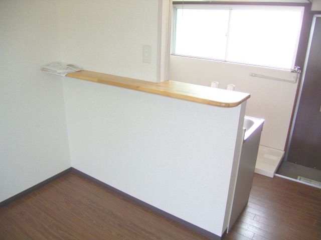 Kitchen. Face-to-face is the kitchen. 