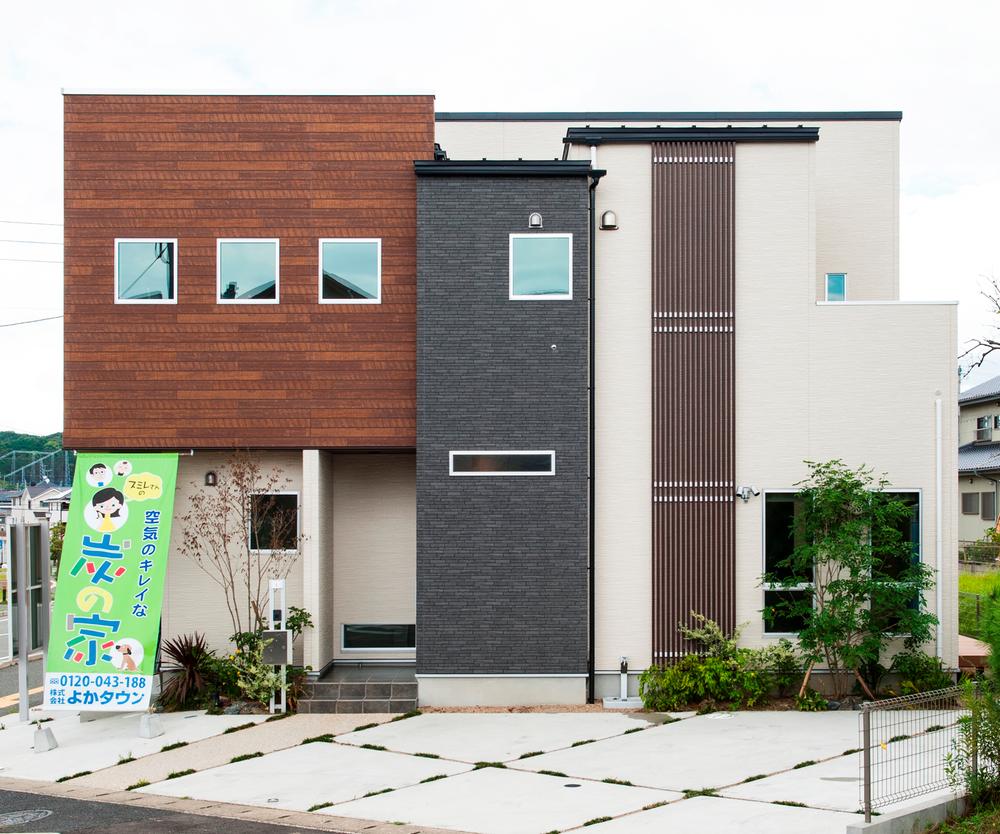 Model house photo. By placing a well-balanced outer wall material of different texture, Model house proposed a unique design. Is planning considers part of the window shape and position even design.