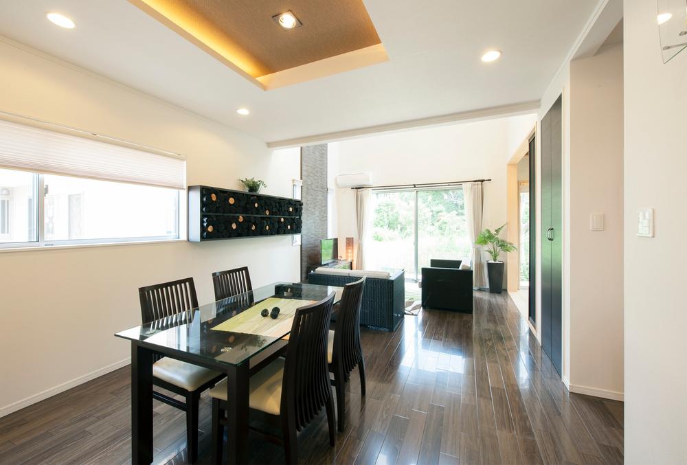 Model house photo. High air-tight by the original rigid urethane insulation method ・ Our house to realize the thermal insulation properties. Clean air environment can be realized in a synergistic effect of the "charcoal one ton specification carbon air clean system".