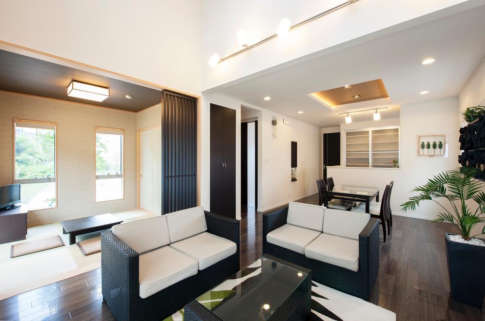 Model house photo. LDK of communication importance to nurture the conversation of family. It can be provided in the living top a whiff of the family who are on the second floor in the atrium over.