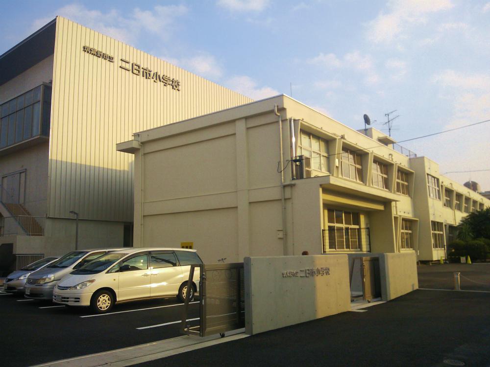 Primary school. Futsukaichi until elementary school 1600m Founded 1873. The number of students is about 800 less than in elementary school.