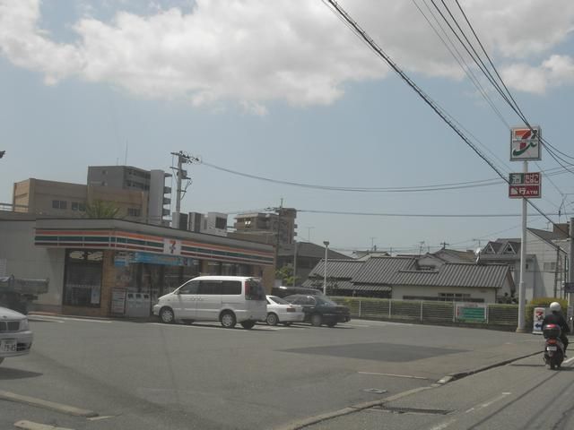 Convenience store. 340m to Seven-Eleven (convenience store)