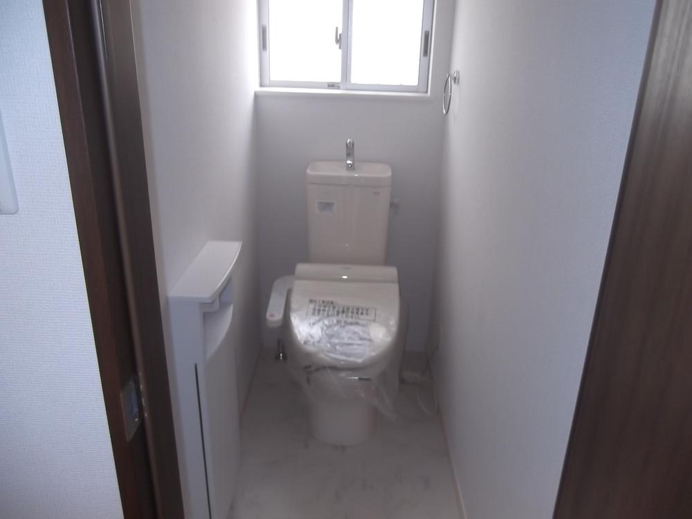 Toilet. Indoor (11 May 2013) Shooting