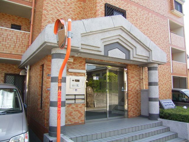 Entrance. Auto is with a lock.