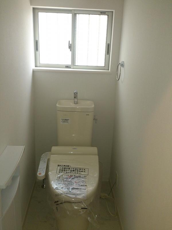 Toilet. Indoor (12 May 2013) Shooting