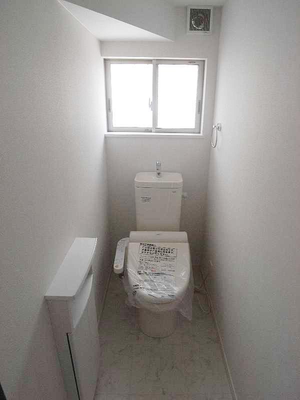 Toilet. Indoor (11 May 2013) Shooting