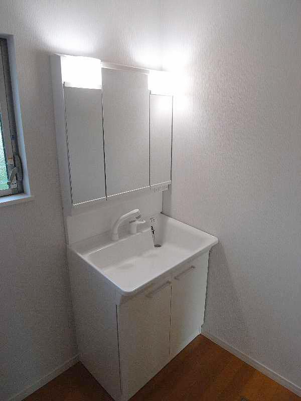 Wash basin, toilet. Indoor (11 May 2013) Shooting