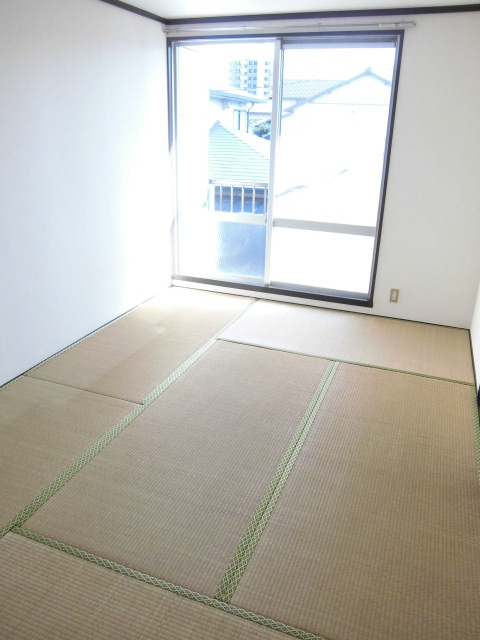 Other room space. Photo of the same type of room