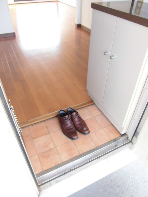 Entrance. Photo of the same type of room