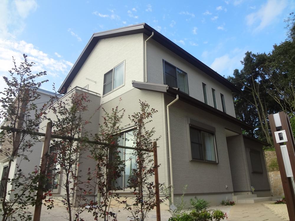 Local appearance photo. Taking advantage of the wide land, Universal design place a bedroom on the first floor. Living well, Because even in the bedroom there is a floor heating, It is perfect for mom get up early.