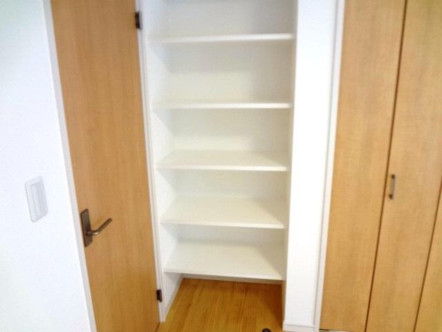 Receipt. Shelf provided in the washroom can be stored the towels.