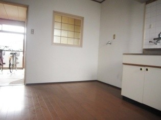 Living and room. 5 Pledge of kitchen